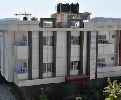 https://imgcld.yatra.com/ytimages/image/upload/t_hotel_yatra_city_desktop/v1432744020/Domestic Hotels/Hotels_Mount Abu/Hotel Yorkshire Inn/Overview.jpg